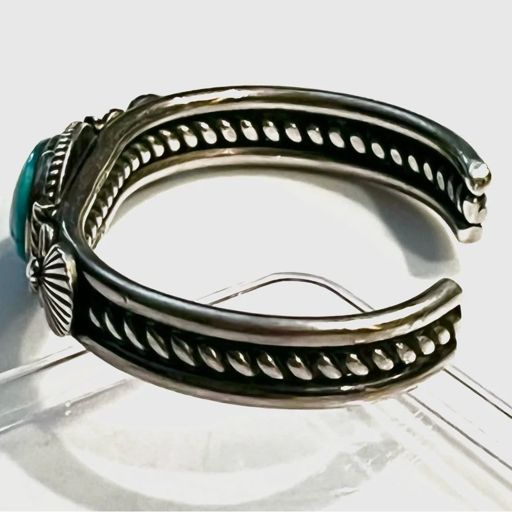 Signed - Derrick Gordon, Navajo. Elegant “Ajax” Turquoise Sterling Silver Cuff - Picture 6 of 12